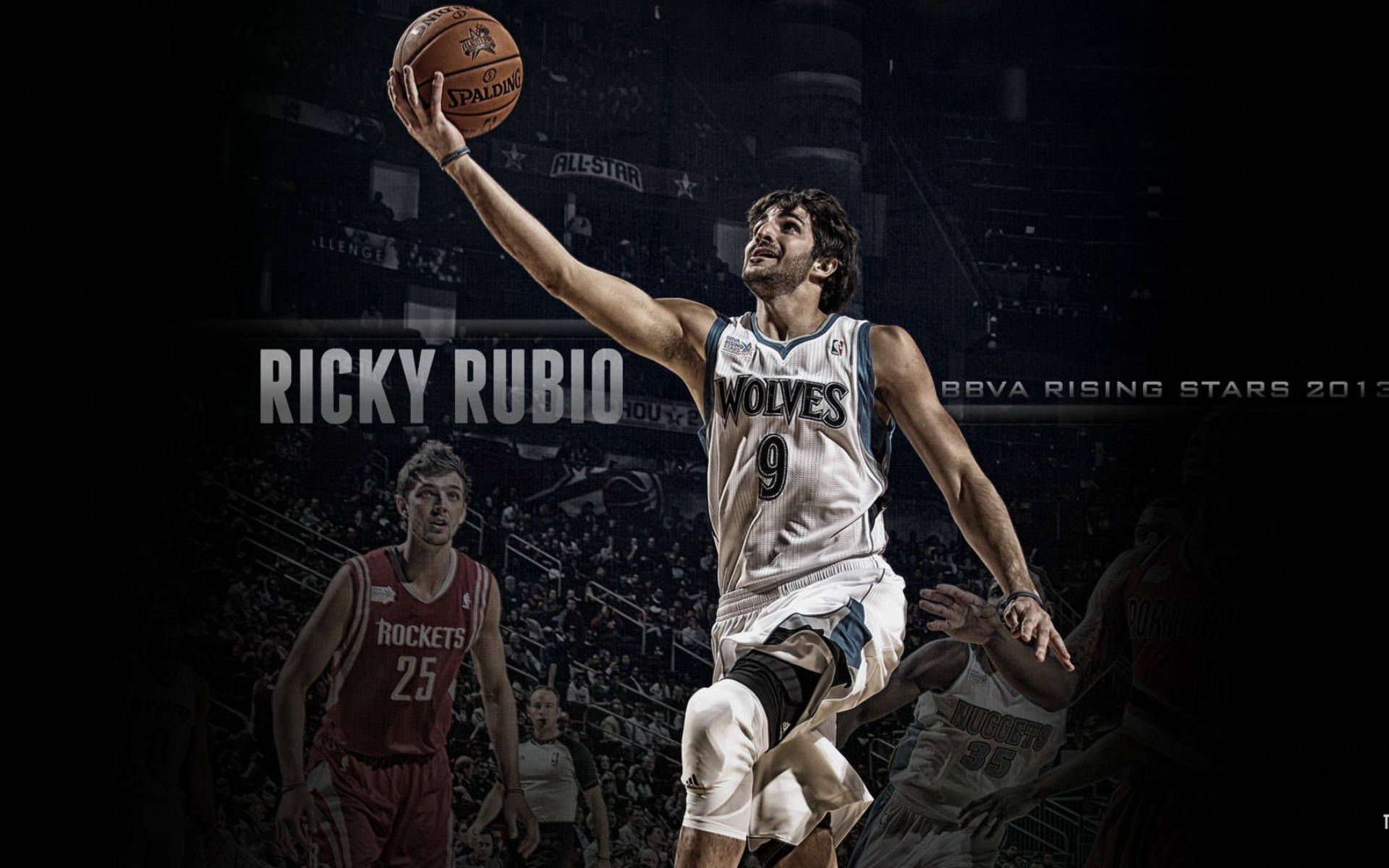 Timberwolves 桌布 壁紙 — Ricky Rubio 在籃球比賽中動態跳躍，身穿狼隊球衣，手持Spalding籃球，背景為昏暗的球場。