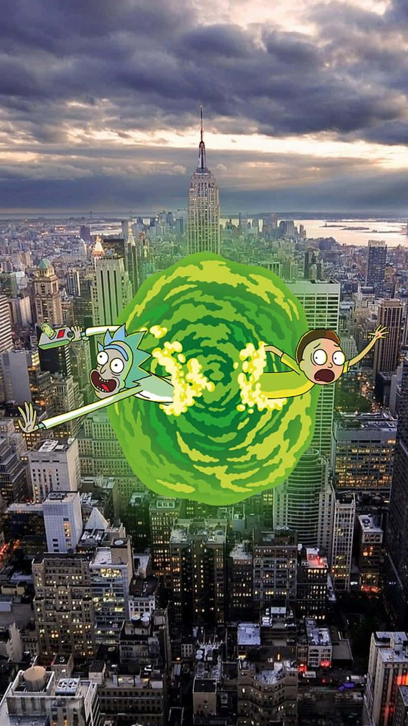 Rick And Morty Portal 桌布 壁紙 — Rick和Morty在黃昏時飛過一個旋轉的綠色傳送門，上方是多雲的紐約天際線。