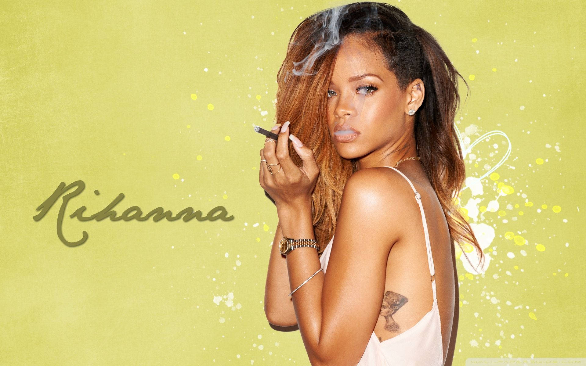 蕾哈娜 桌布 壁紙 — Rihanna 在充滿活力的萊姆綠色背景上抽煙，背景有白色油漆飛濺和她的手寫名字。