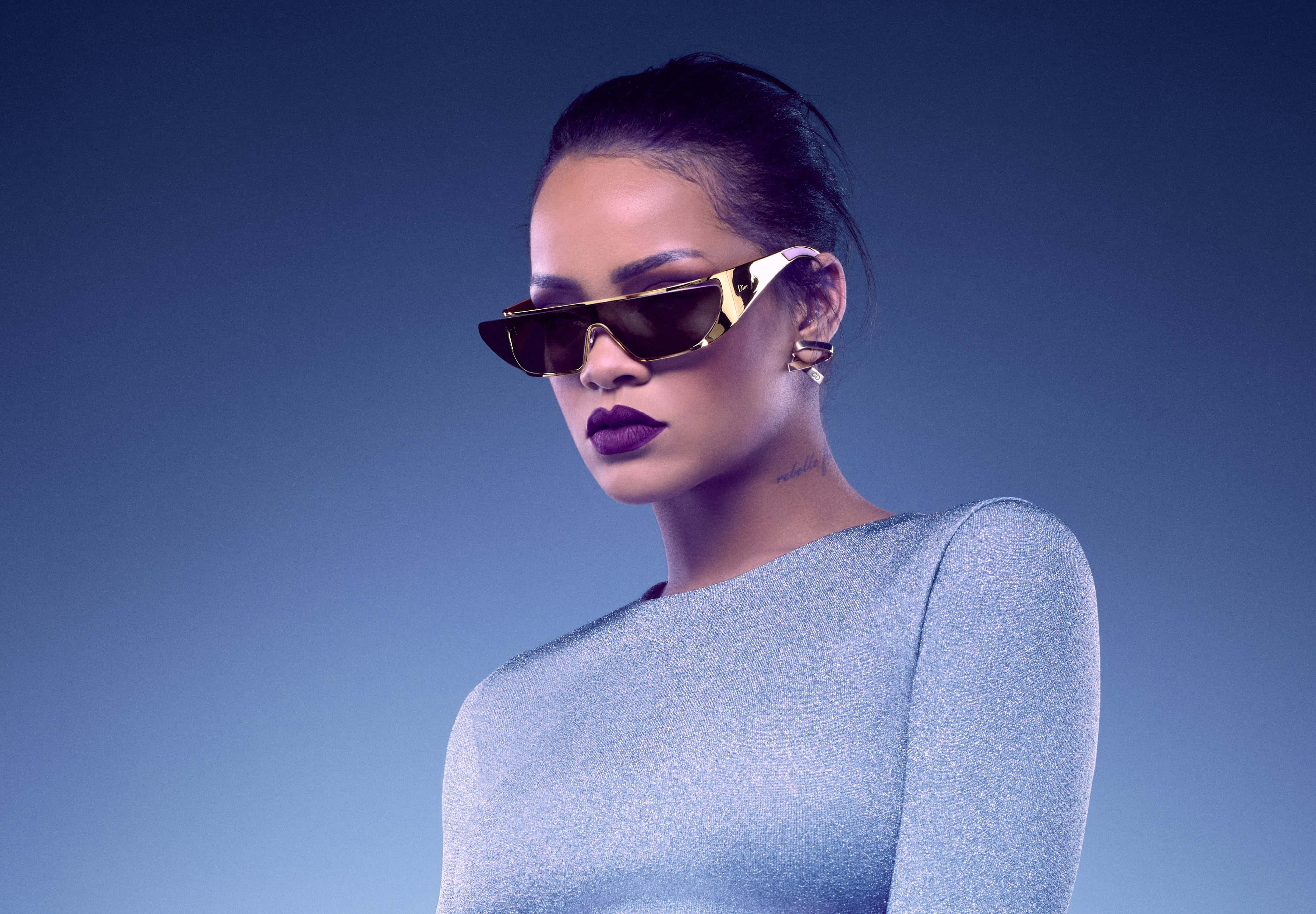 Rihanna 展現她的魅力與時尚風格。 壁紙