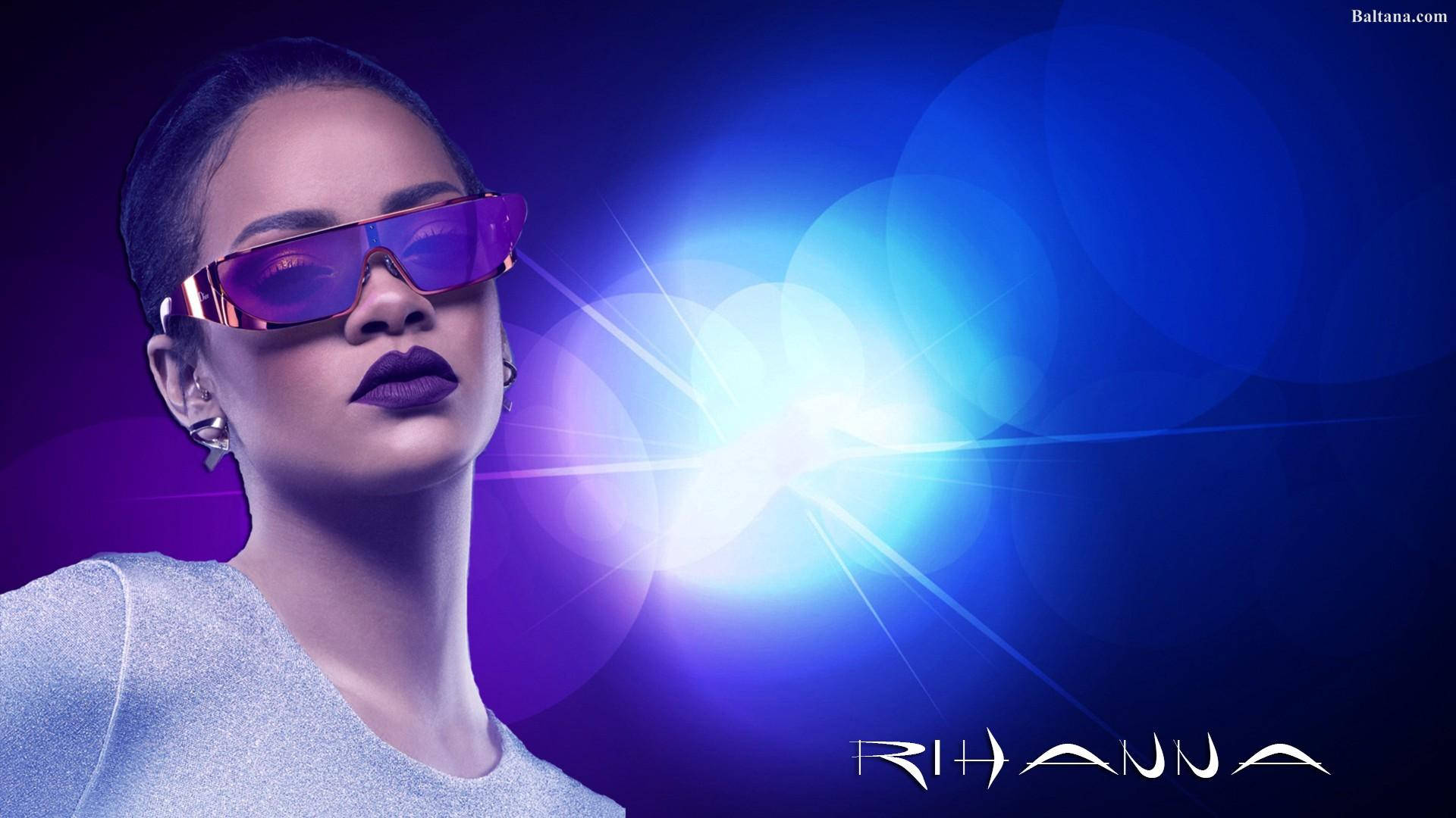 Celebrity 桌布 壁紙 — Rihanna 戴著大膽的紫色太陽眼鏡，背景是充滿活力的藍色光爆。
