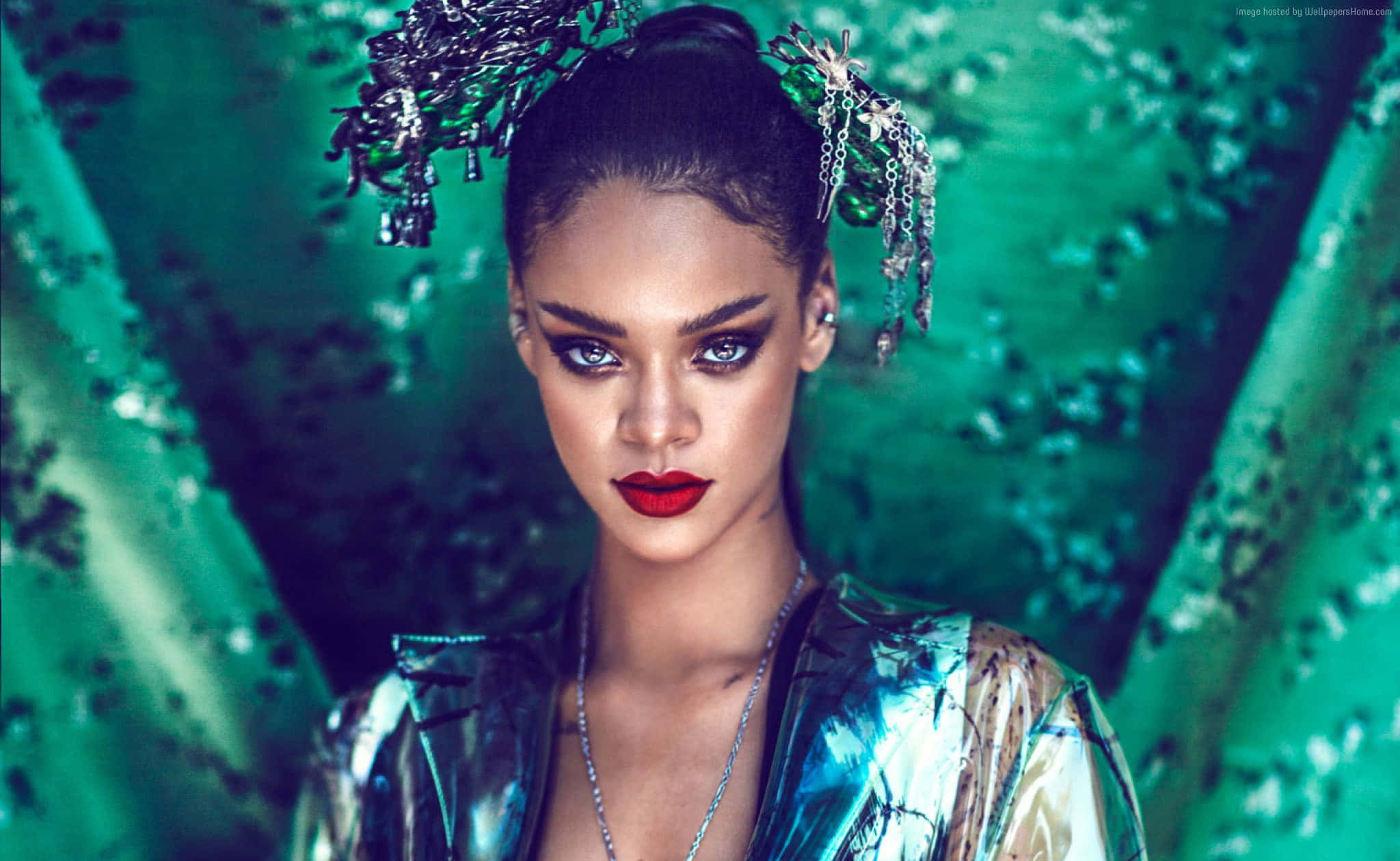 蕾哈娜 桌布 壁紙 — Rihanna 的引人注目的肖像，帶有鮮豔的紅唇和華麗的銀色頭飾，背景是帶有紋理的綠色。