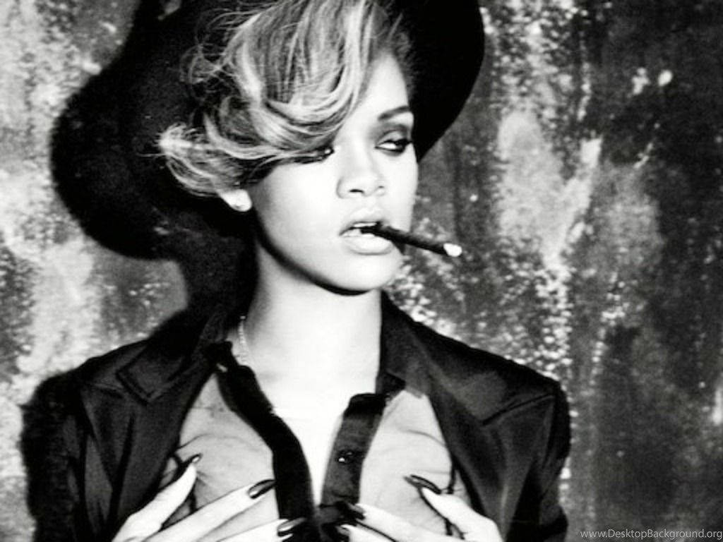 Rihanna 桌布 壁紙 — Rihanna 的黑白肖像照，戴著寬邊帽，手持香菸，眼神自信。