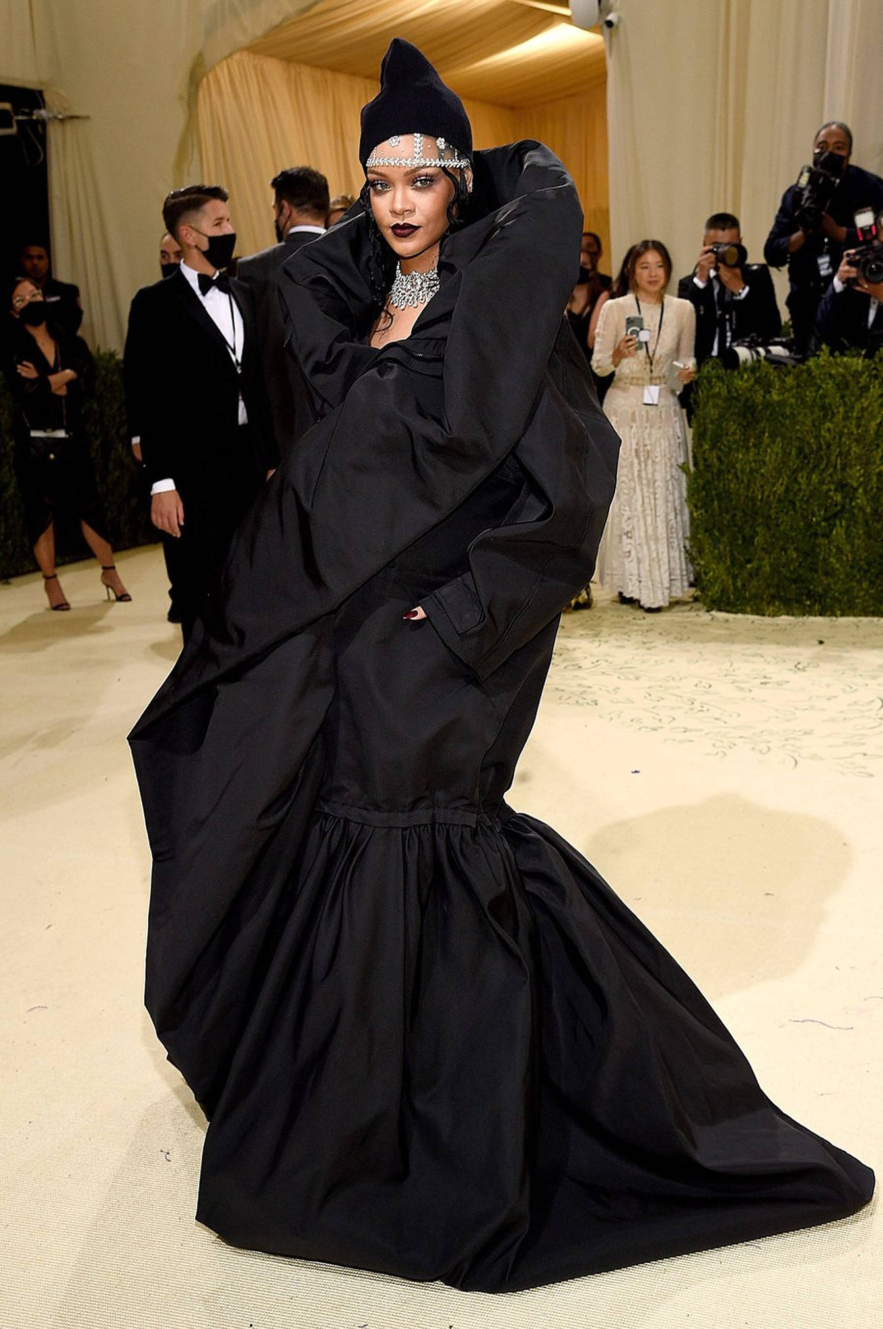 Gala 桌布 壁紙 — Rihanna 身穿戲劇性的黑色禮服和珠寶頭飾，在華麗的紅毯活動中擺姿勢。