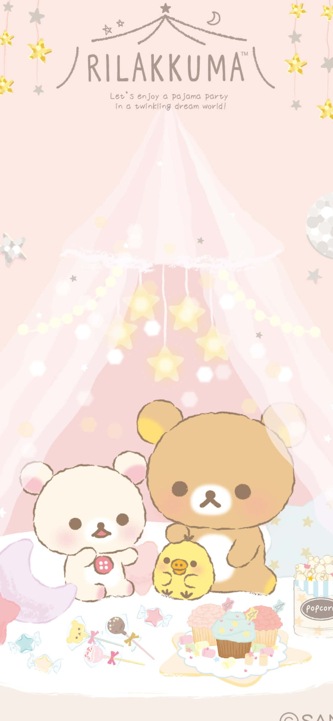 懶懶熊 桌布 壁紙 — Rilakkuma 和朋友們在星光燦爛的粉紅色帳篷下，享用杯子蛋糕和爆米花，營造出夢幻的睡衣派對場景。
