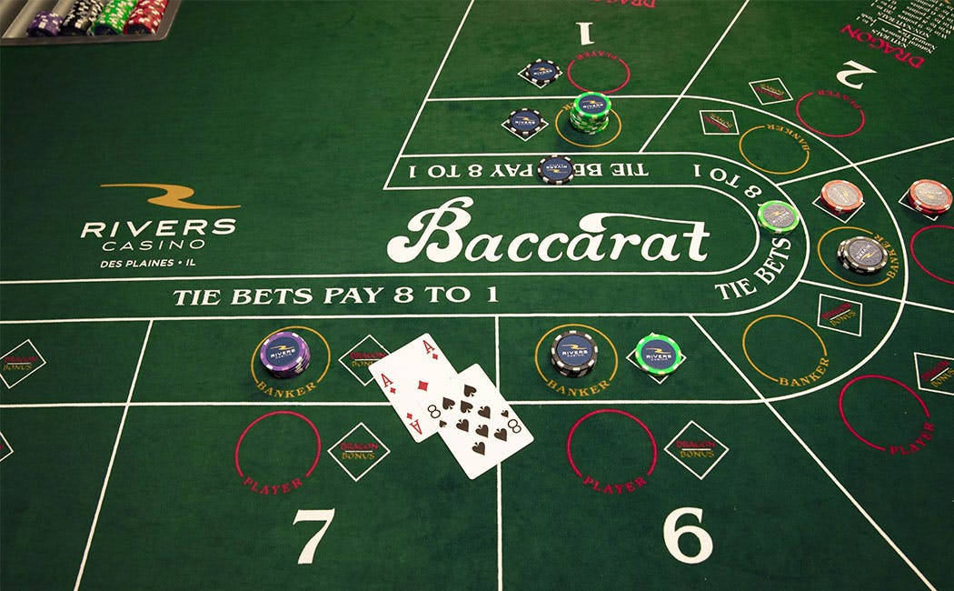 Poker Table 桌布 壁紙 — Rivers Casino 綠色百家樂桌的特寫，牌和籌碼已準備好進行遊戲。