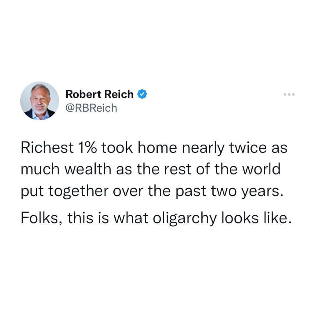 書本 桌布 壁紙 — Robert Reich 的一條推文指出，最富有的1%在兩年內佔據了全球近兩倍的財富。