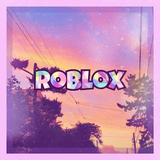 Roblox 標誌帶有彩虹漸變，背景是紫色和橙色的日落天空，有樹木和電線。 — Roblox 壁紙