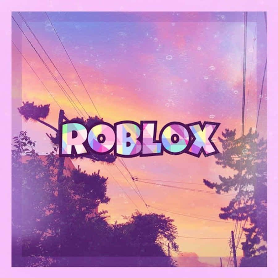 Roblox 桌布 壁紙 — ROBLOX 標誌在樹木和電線框住的夢幻日落天空背景下閃爍著彩虹色光芒。