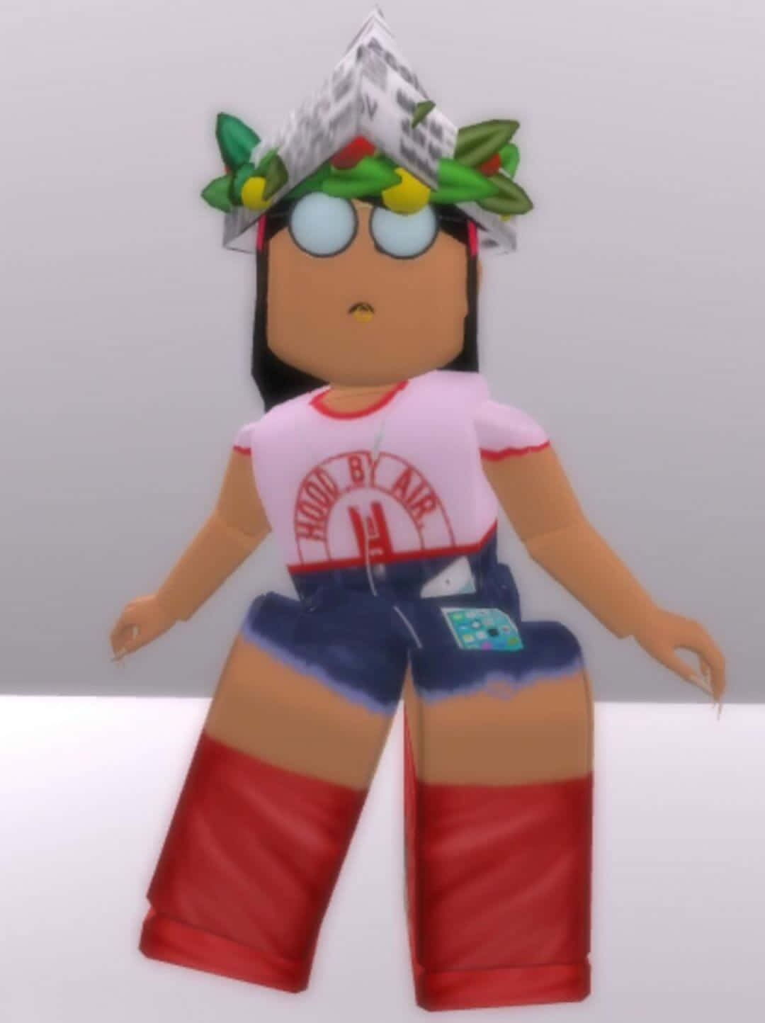 game 桌布 壁紙 — Roblox 角色戴著一頂裝飾有綠葉和黃色水果的報紙帽，搭配粉紅色襯衫和紅色褲子。