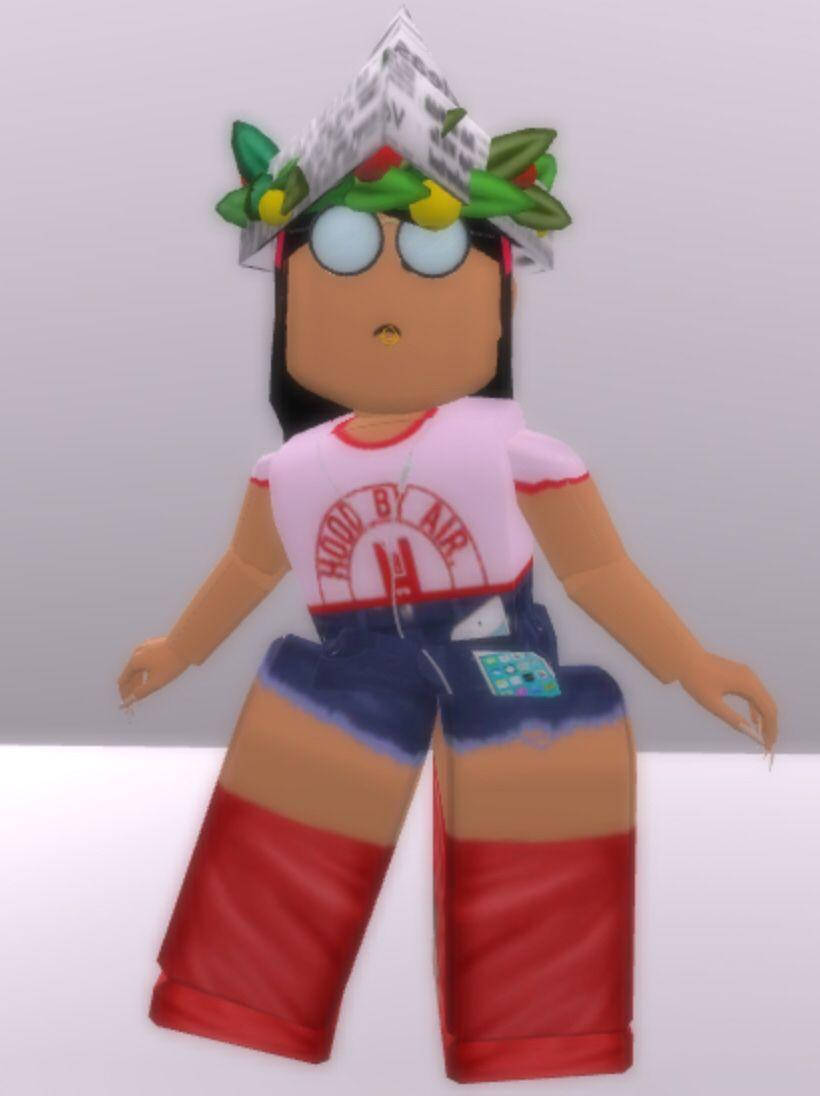 美學 Roblox 女孩 桌布 壁紙 — Roblox 角色戴著報紙錐形帽，配有綠色葉子花環，身穿粉紅色T恤、藍色牛仔短褲和紅色靴子。