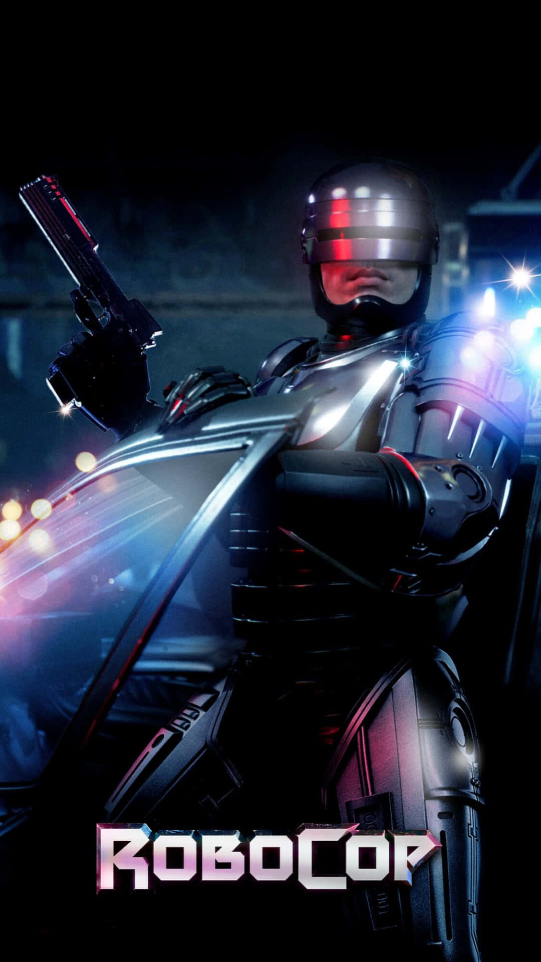  壁紙 — RoboCop 站在霓虹燈照亮的城市夜晚，手持一把槍，發光的燈光反射在他的鉻合金裝甲上。