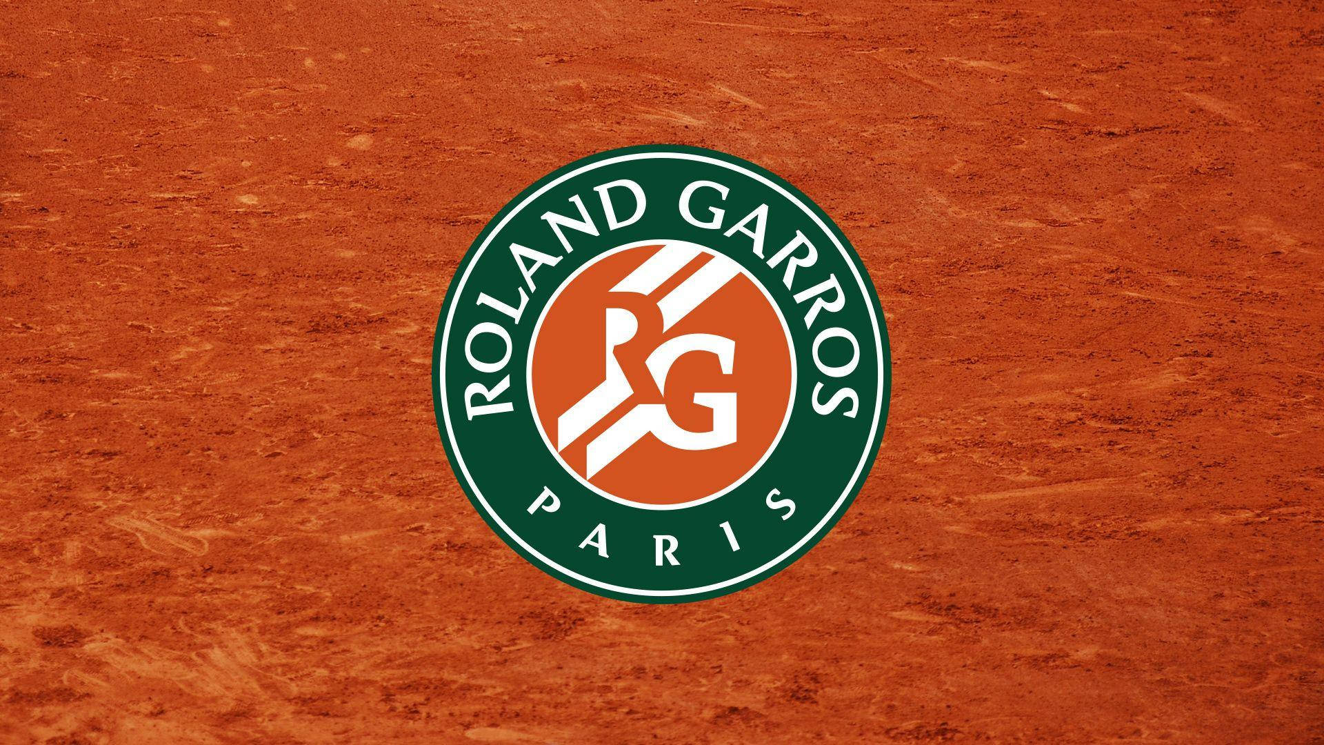 french 桌布 壁紙 — Roland Garros 標誌居中於帶紋理的紅土網球場表面。