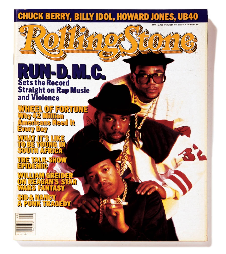 group 桌布 壁紙 — Rolling Stone 雜誌封面，Run DMC 戴黑色帽子和金鏈，白色背景，粗體文字標題。