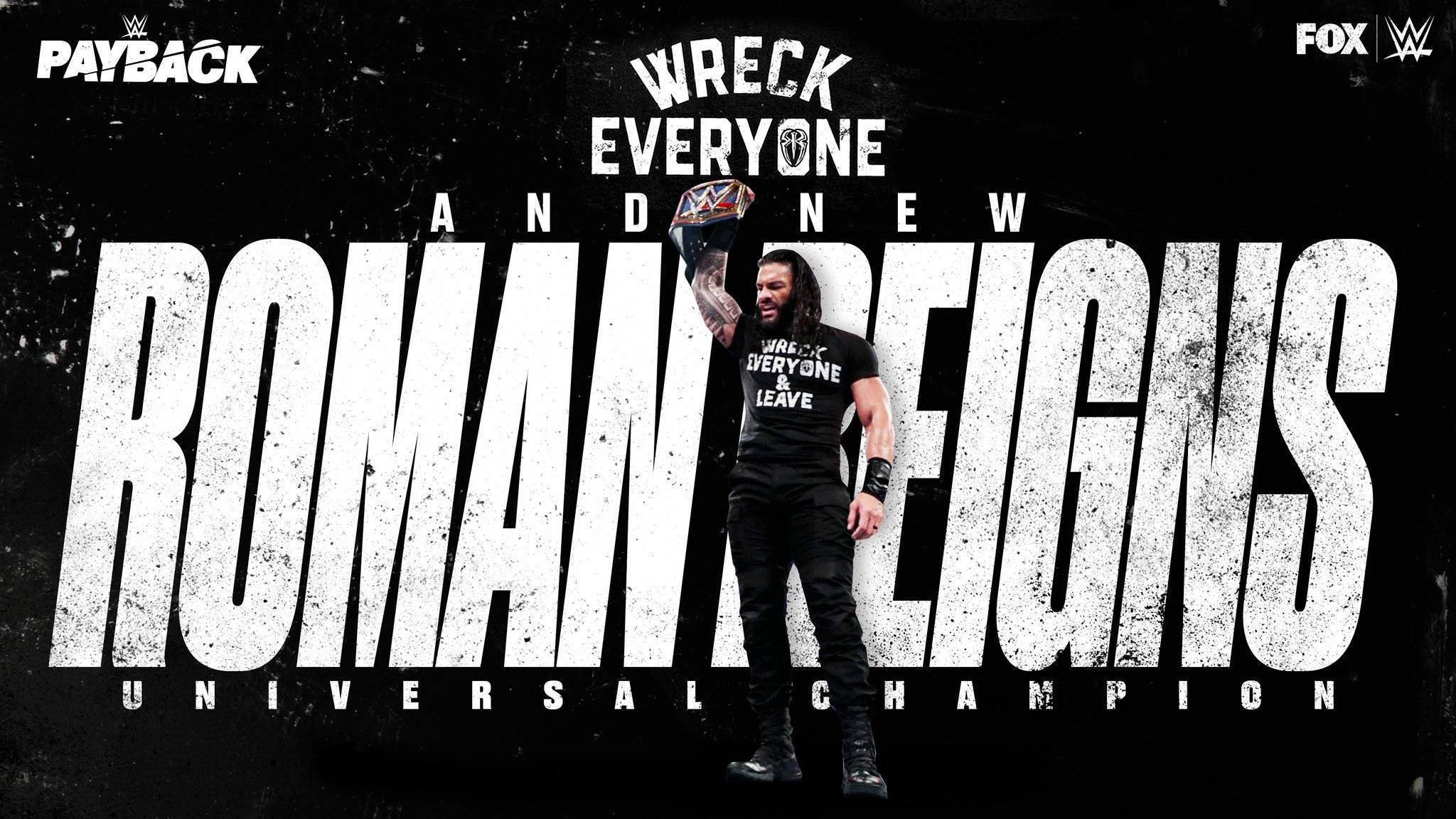 Roman 桌布 壁紙 — Roman Reigns 勝利地舉起WWE環球冠軍腰帶，背景是粗糙的黑色，並有粗體白色文字宣告他的統治地位。