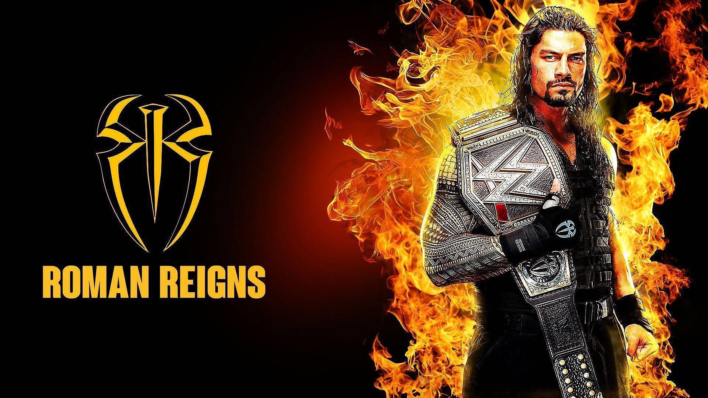 nxt 桌布 壁紙 — Roman Reigns 在咆哮的火焰中挑釁地站立，手持冠軍腰帶，背景為深色，並顯示其標誌和名字。