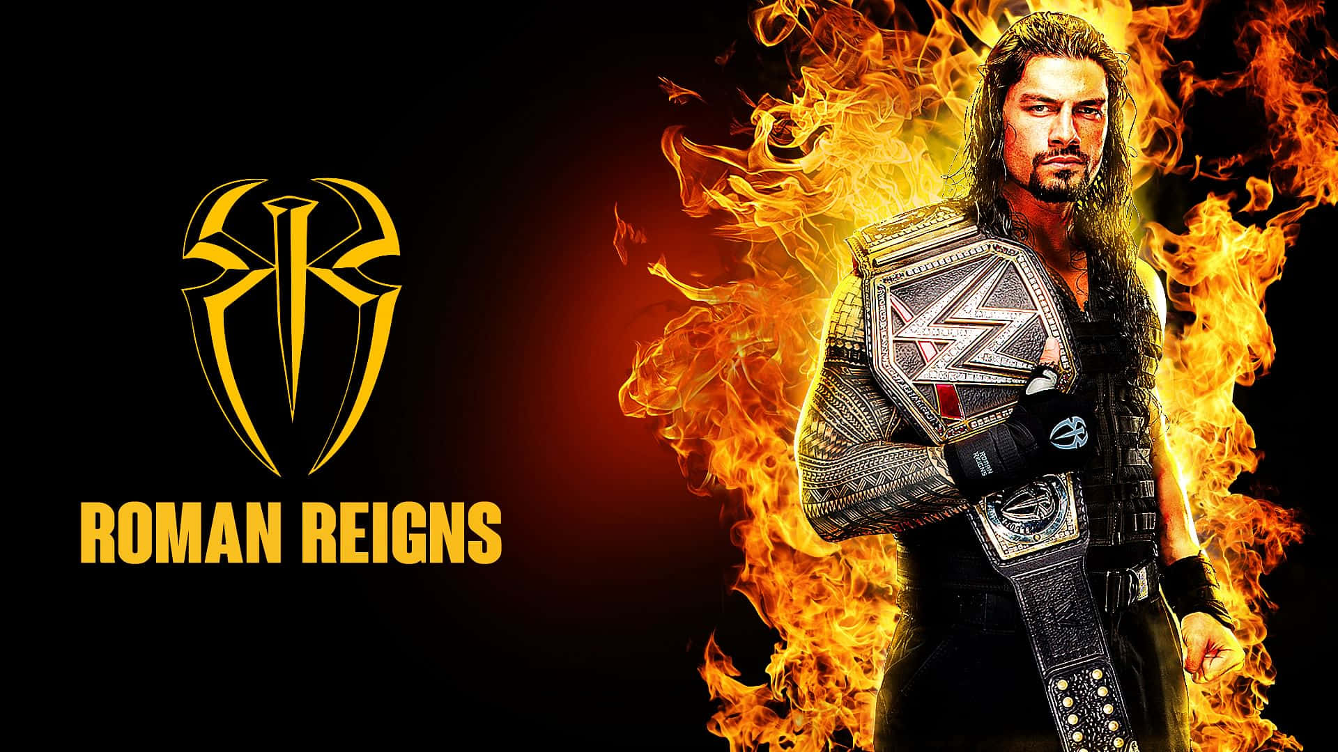 Cool WWE 桌布 壁紙 — Roman Reigns 在黑色背景前，被咆哮的火焰包圍，挑釁地站立，手持冠軍腰帶，下方有他的標誌和名字。