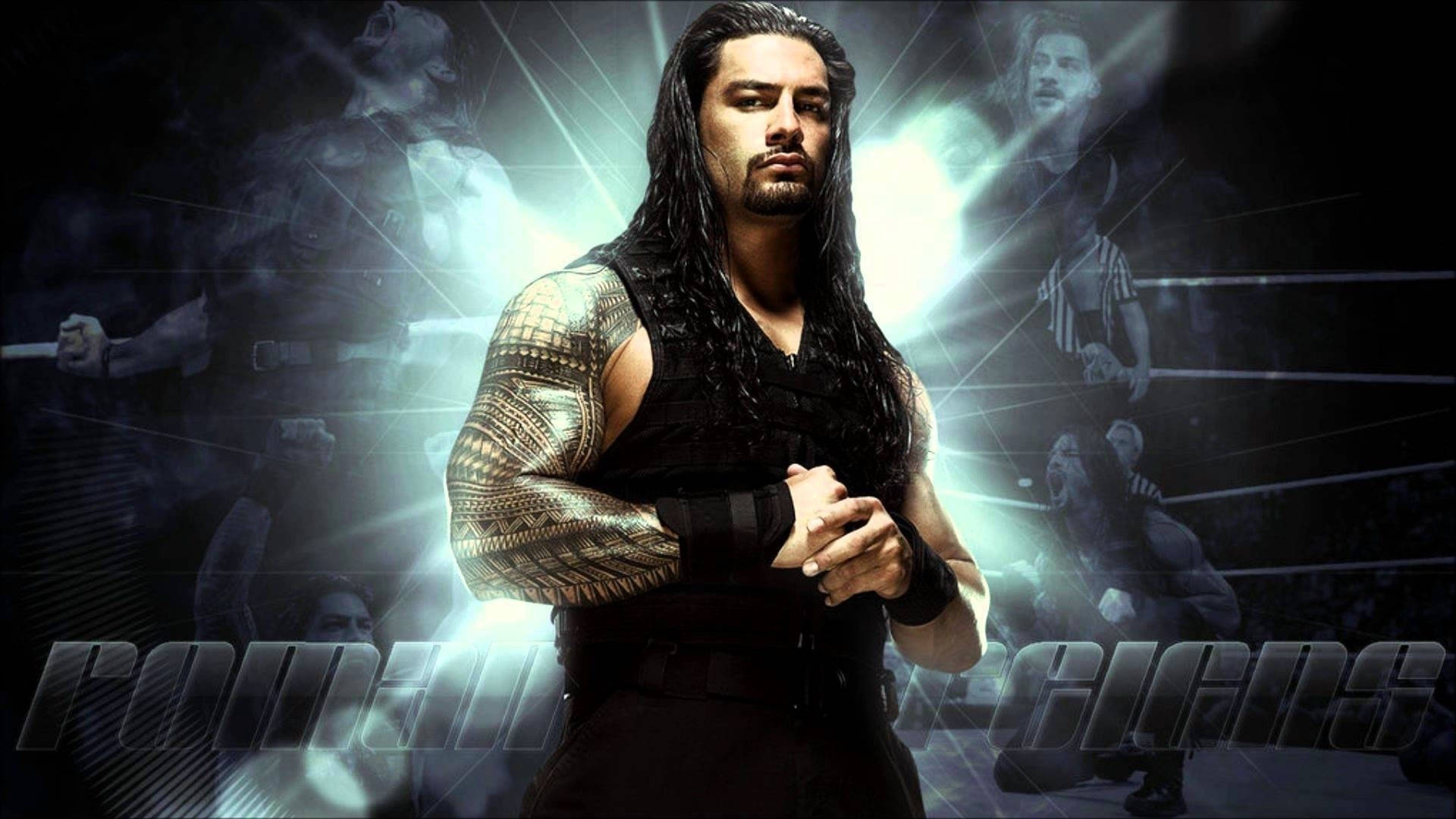 Roman 桌布 壁紙 — Roman Reigns 自信地站在摔角擂台上，身後有發光的藍色燈光和褪色的動作照片背景。
