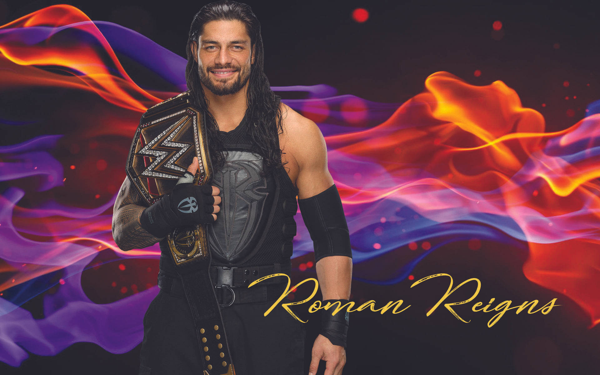 Roman 桌布 壁紙 — Roman Reigns自信地微笑，手持冠軍腰帶，背景是火紅與紫色漩渦。