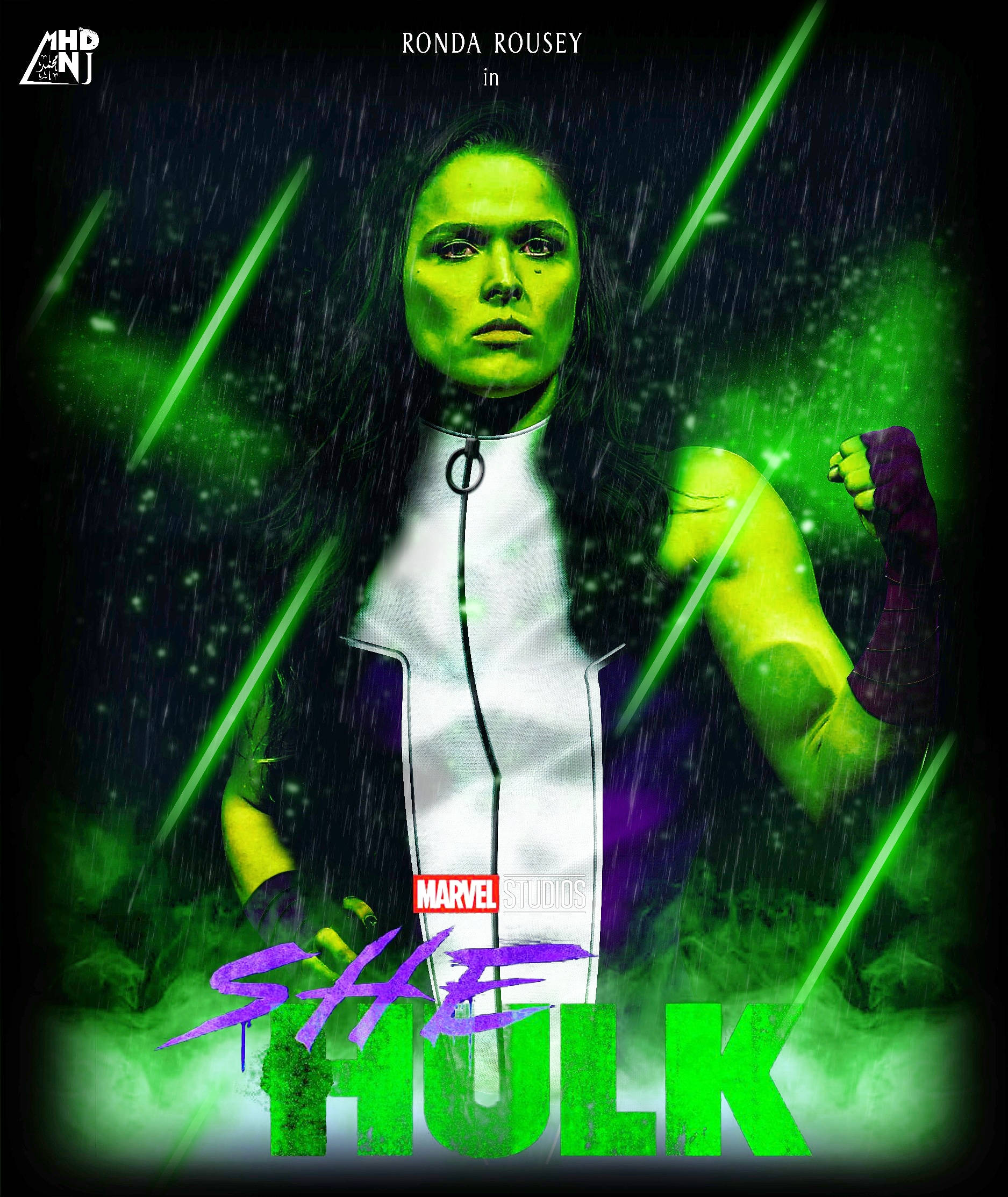 Rousey 桌布 壁紙 — Ronda Rousey 飾演 She-Hulk 站在暴風雨中，發光的綠色能量光束劃破黑暗的天空。