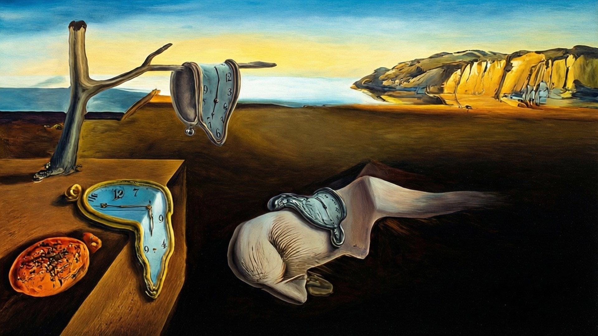 Surreal Melting Clock 壁紙 — 融化的時鐘從一棵貧瘠的樹上垂下，並放在一張桌子上，旁邊是一個扭曲的橙色物體，在超現實的天空下。