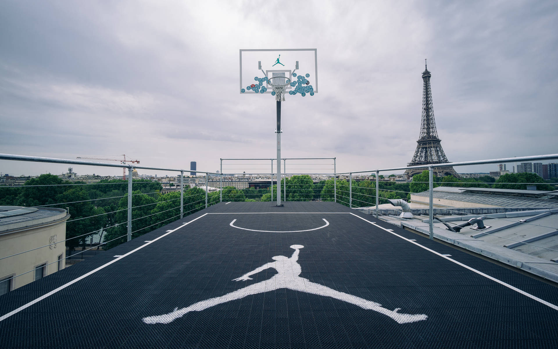 屋頂籃球場，帶有Jordan標誌和背景中的艾菲爾鐵塔。 — Jordan Logo 壁紙