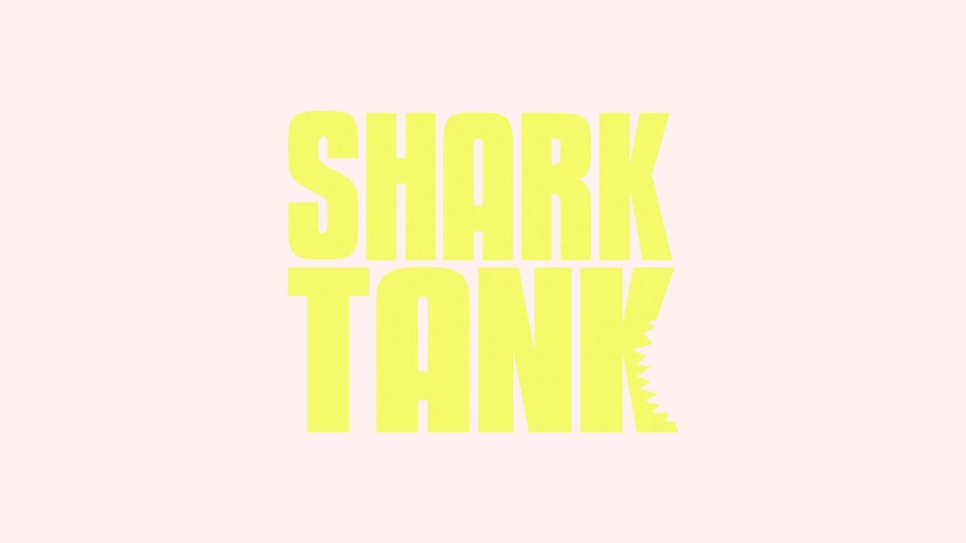  壁紙 — 柔和粉紅色背景上的粗體黃色Shark Tank文字，字母k上有鋸齒狀鯊魚鰭細節。