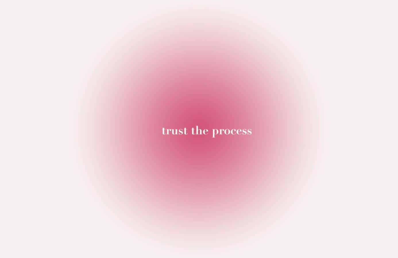  壁紙 — 柔和粉紅色漸變圓圈，中央有白色文字 trust the process，背景為淺色。