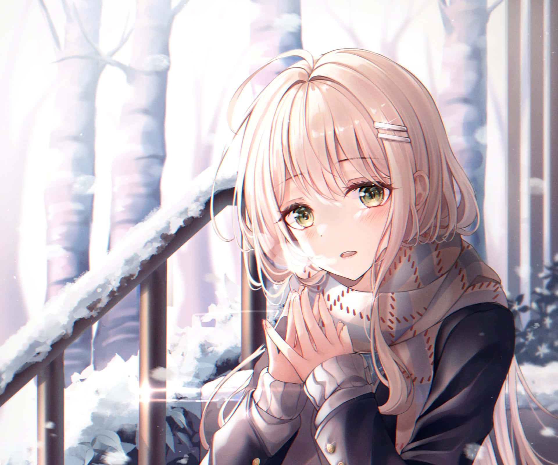  壁紙 — 一位溫柔的金髮碧眼動漫少女站在雪森林中，雙手合十靠近臉龐，沐浴在柔和的冬日陽光下。
