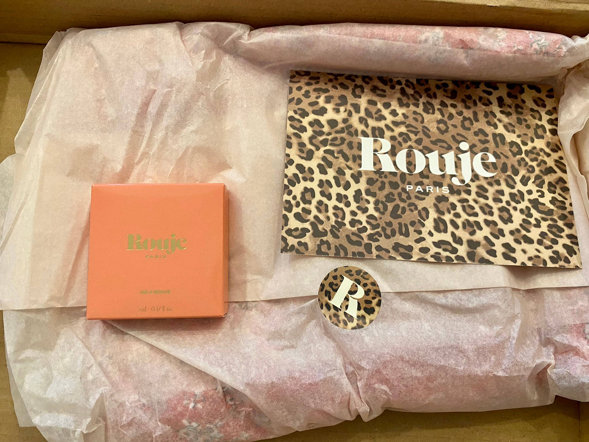 電腦 桌布 壁紙 — Rouje Paris 開箱的俯視圖，包含珊瑚色香水盒、豹紋紙和薄紙包裝。