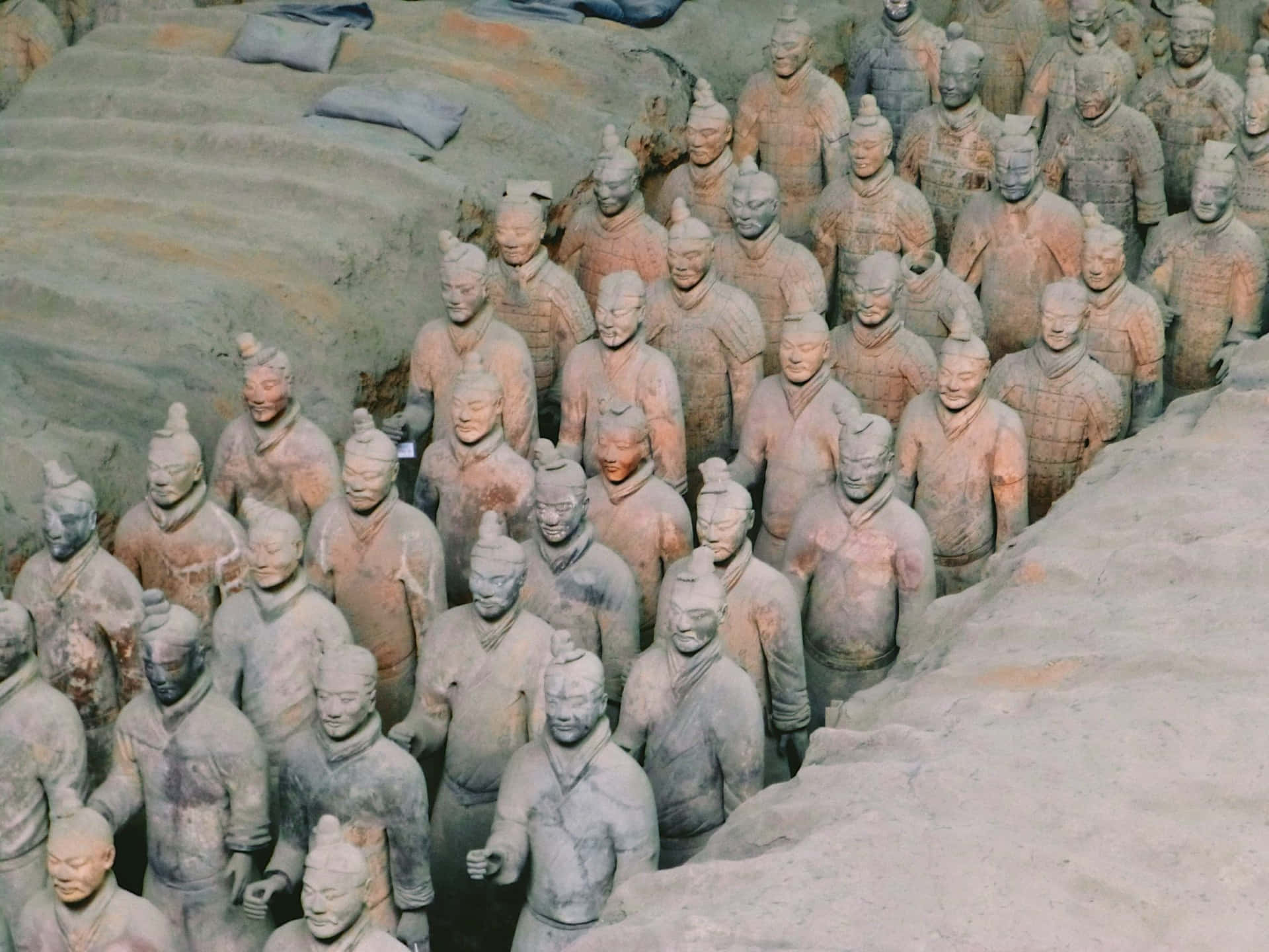 發掘坑中的兵馬俑，大地色調和細緻的臉部。 — 中國 壁紙
