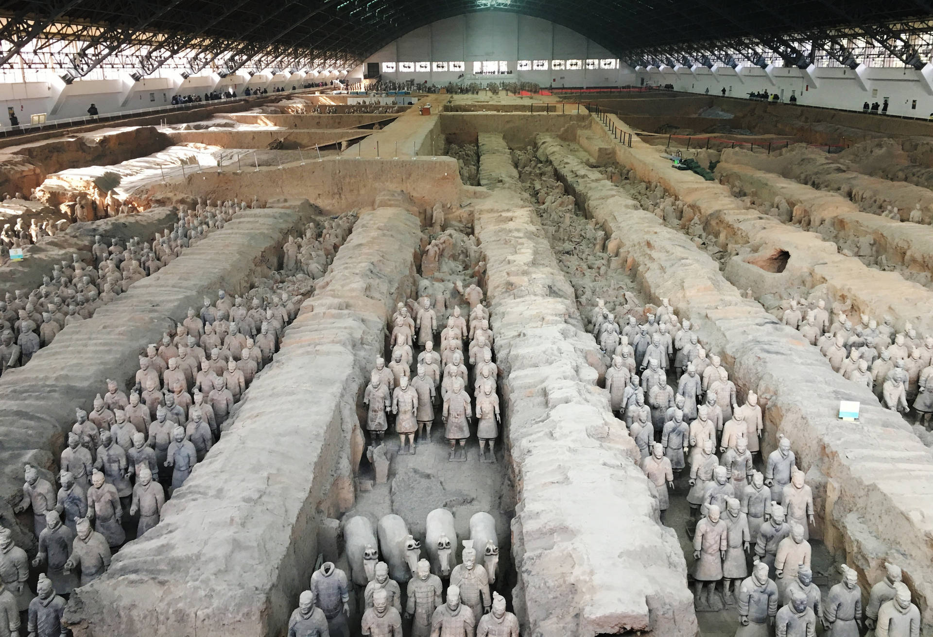 保護屋頂下發掘坑中的兵馬俑。 — 中國 壁紙
