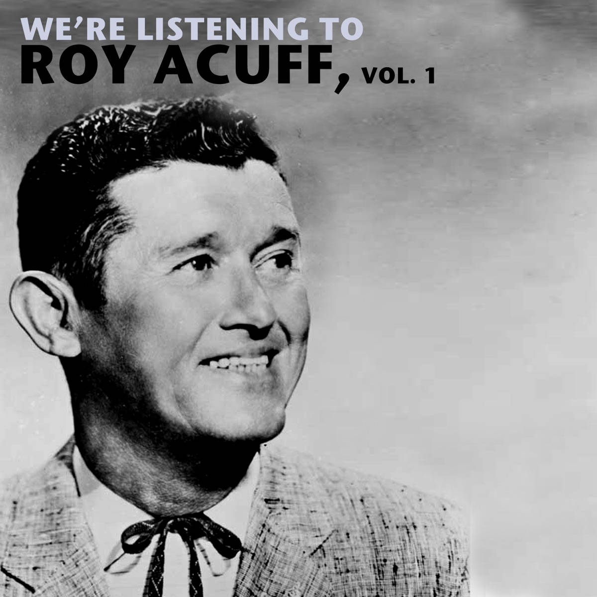 Singer 桌布 壁紙 — Roy Acuff 在純色工作室背景下，穿著質感西裝和領結，溫暖微笑的黑白肖像。