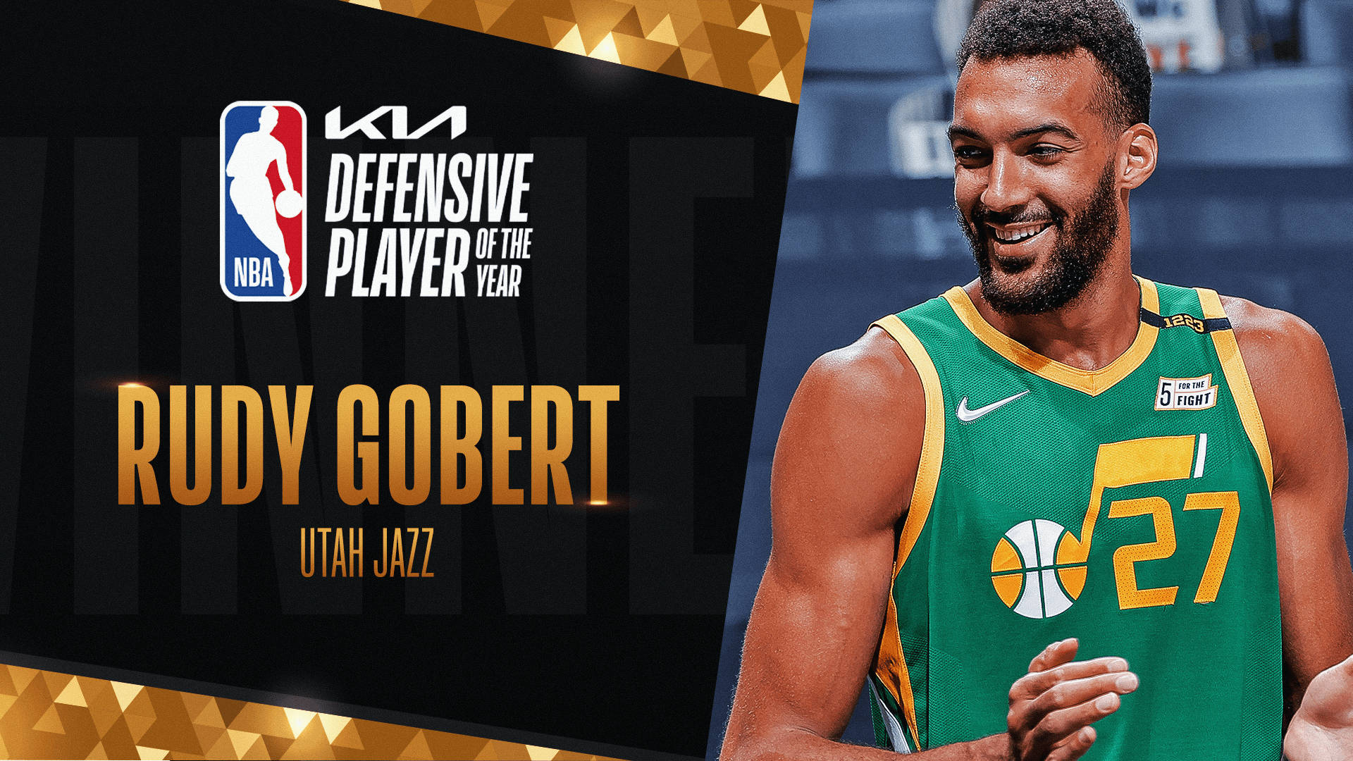 Rudy 桌布 壁紙 — Rudy Gobert 身穿綠色猶他爵士隊球衣，在NBA年度最佳防守球員獎圖形旁自豪地微笑。