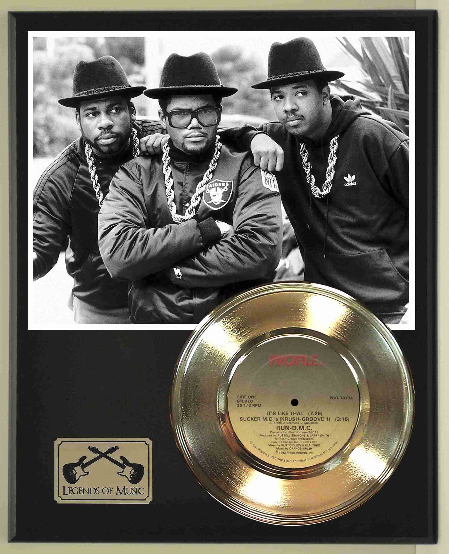 Hip Hop 桌布 壁紙 — Run DMC 金唱片獎牌上方三位戴紳士帽和鏈條的男士黑白照片。