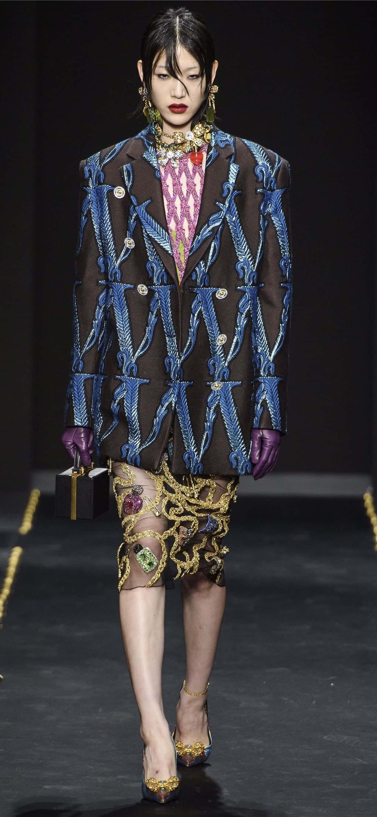 Runway模特身穿Versace iPhone 壁紙