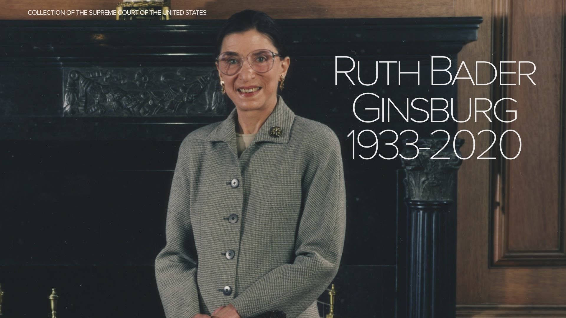 露絲·拜德·金斯伯格 桌布 壁紙 — Ruth Bader Ginsburg 穿著灰色格紋外套，在正式室內環境中站在深色壁爐前溫暖地微笑。