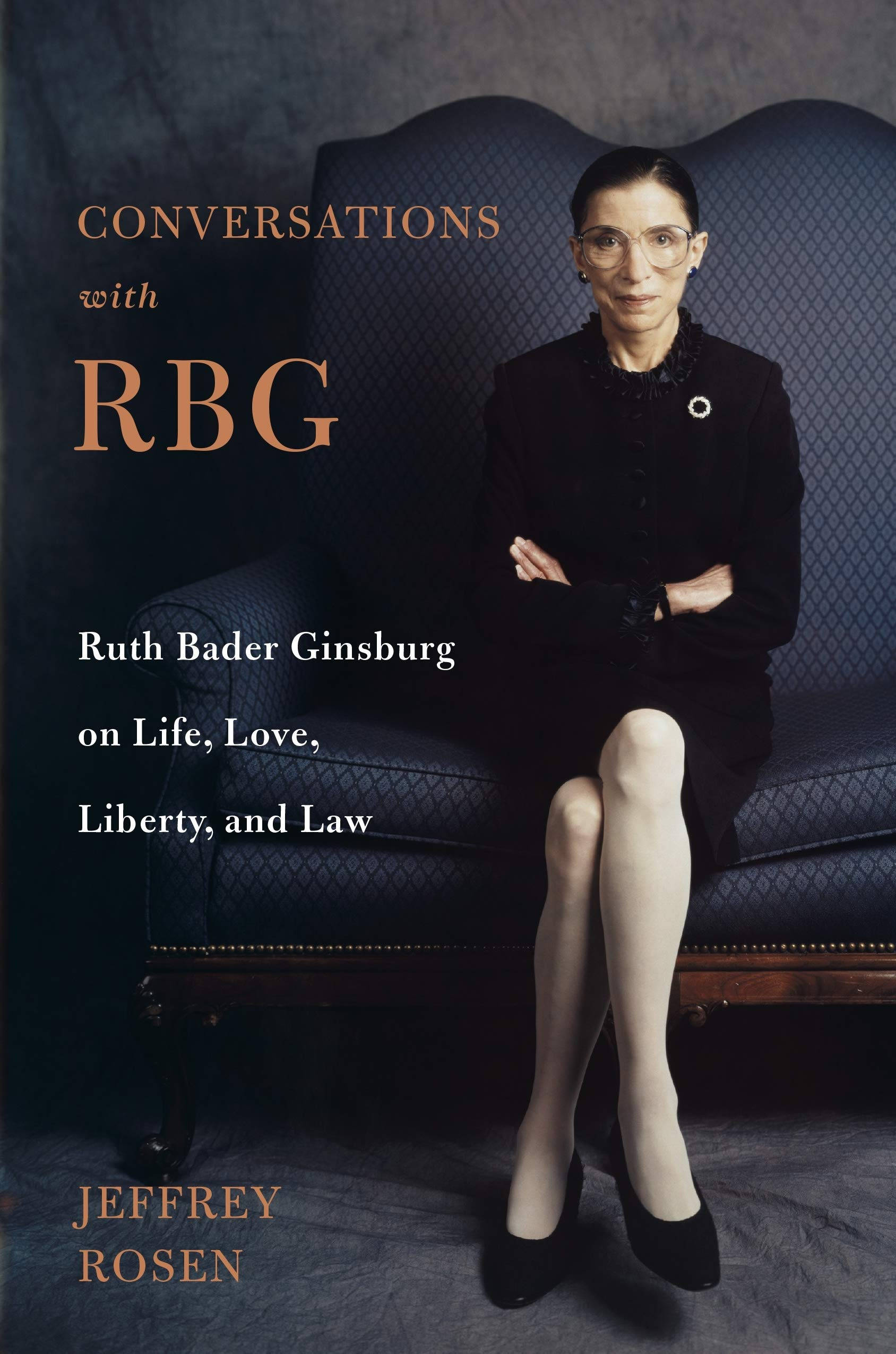 Ruth Bader Ginsburg 桌布 壁紙 — Ruth Bader Ginsburg 在帶有文字疊加的正式肖像中，端莊地坐在深色圖案沙發上。