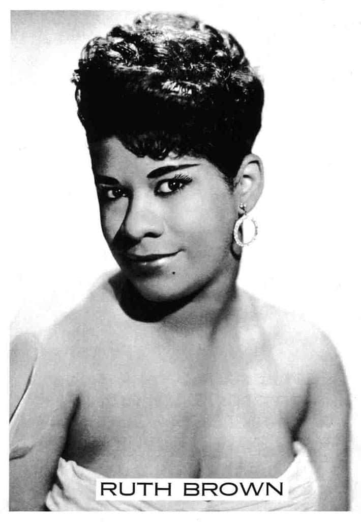 Singer 桌布 壁紙 — Ruth Brown 的黑白肖像，造型大膽，梳著蜂巢髮型，戴著耳環。