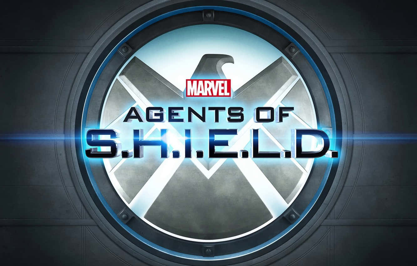 Marvel Logo 桌布 壁紙 — S.H.I.E.L.D. 標誌在黑暗工業背景下的圓形金屬傳送門內發出藍光。