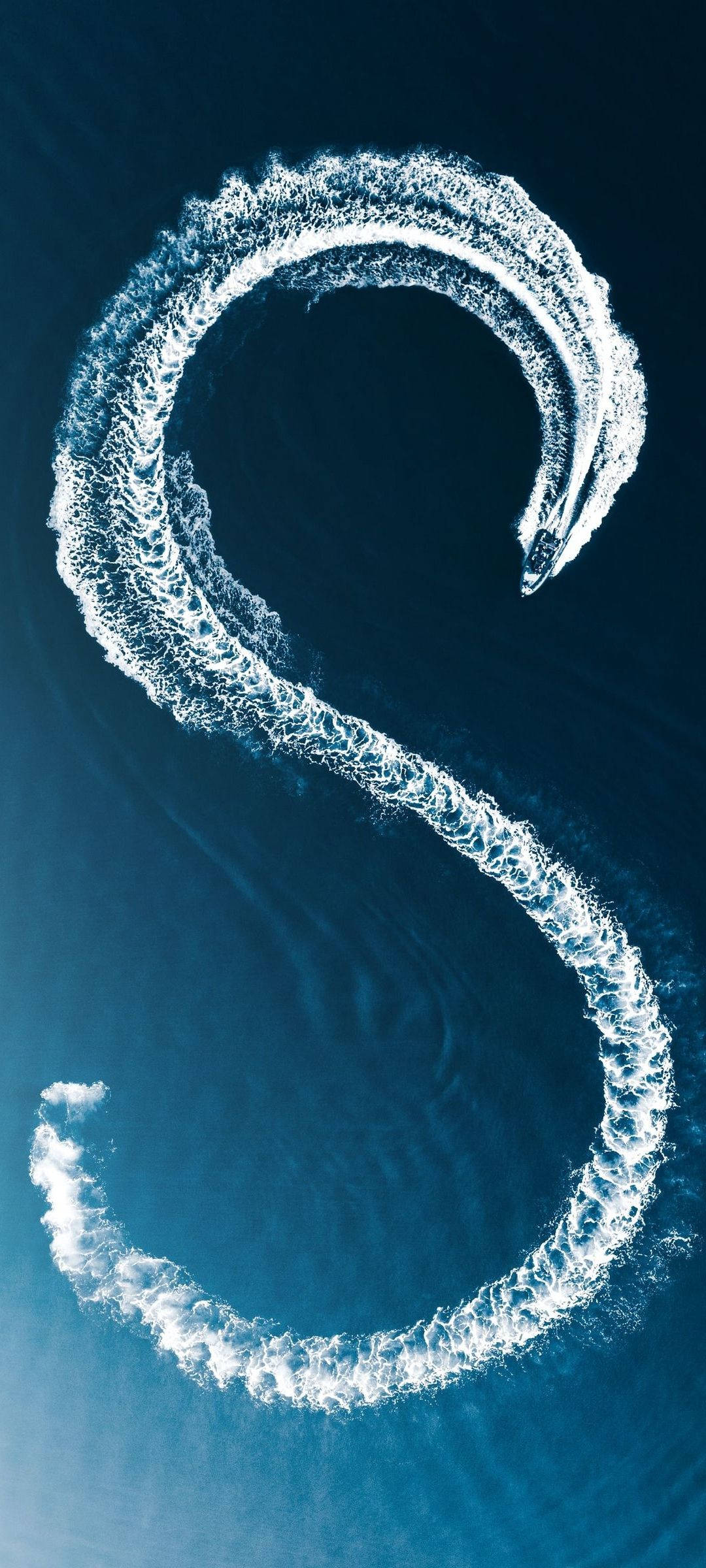 海上字母S 壁紙 — 從空中俯瞰，一艘快艇在深藍色海洋中劃出完美的S形尾跡。