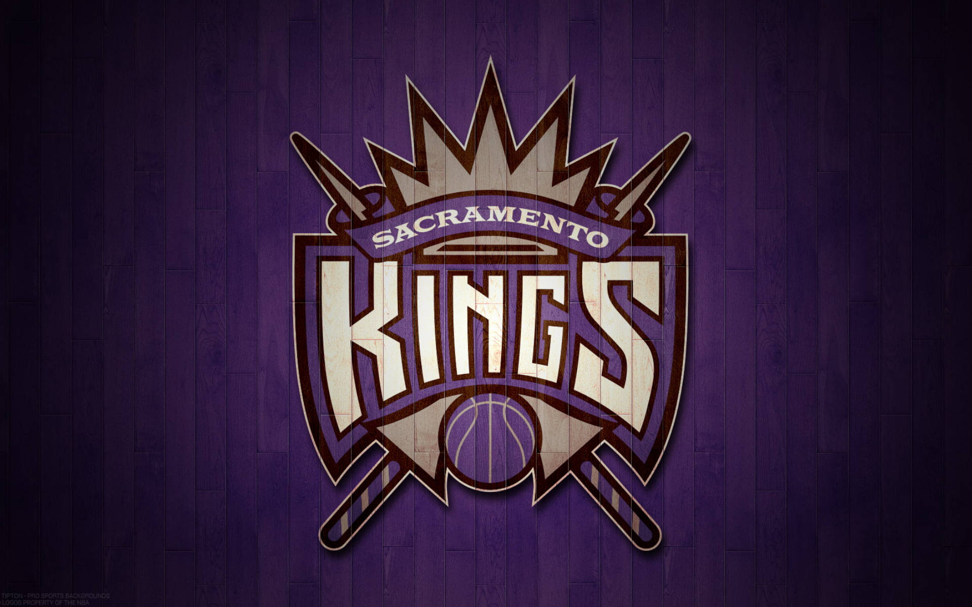 紫色木紋背景上的 Sacramento Kings 籃球隊標誌。 — Jordan Logo 壁紙