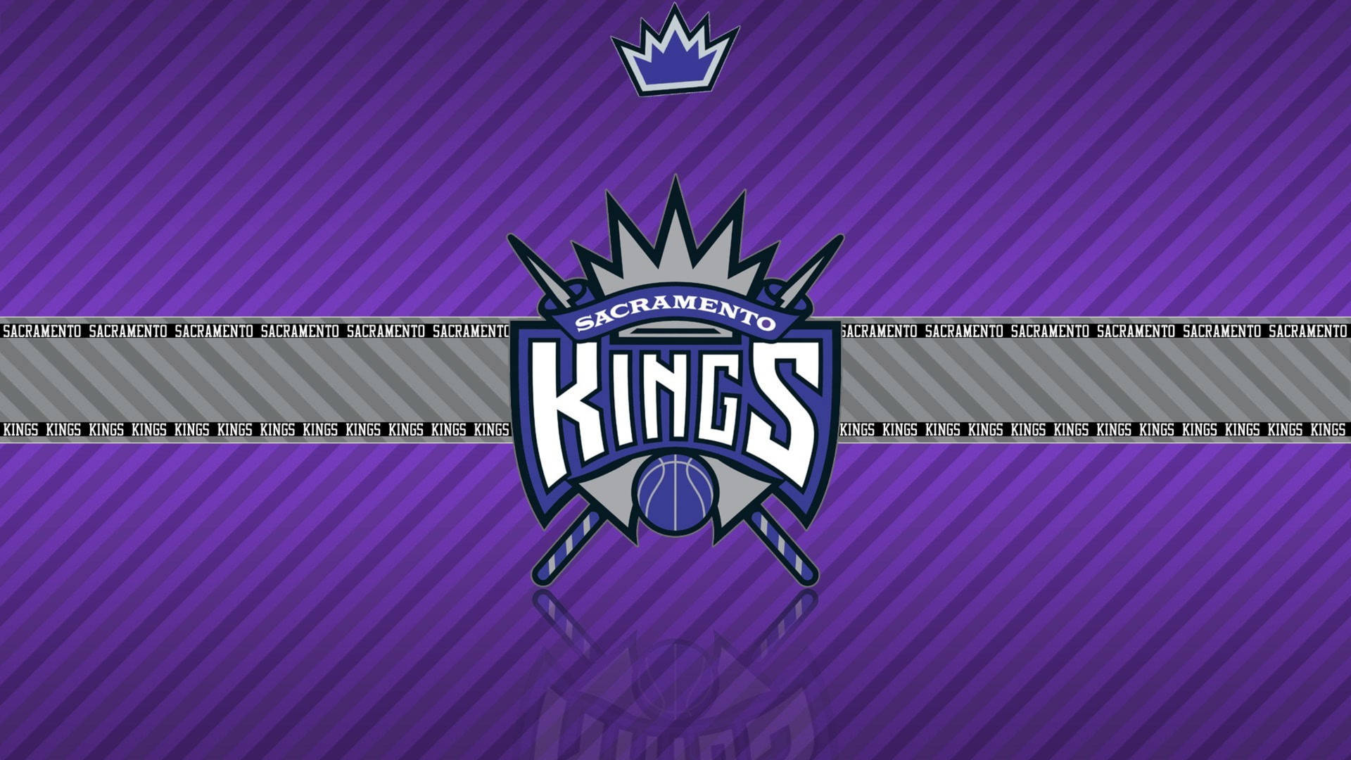 沙加緬度國王NBA球隊標誌在紫色條紋壁紙上，重複顯示球隊名稱。 — Jordan Logo 壁紙