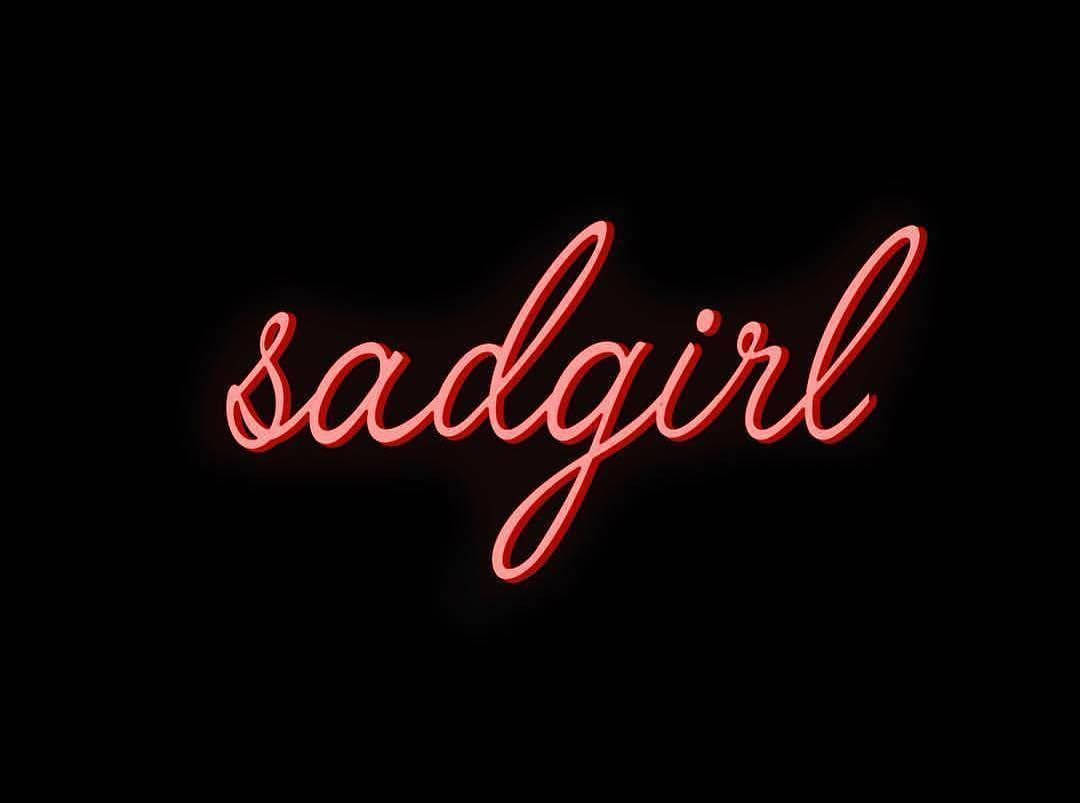 憂鬱少女美學 桌布 壁紙 — 「sadgirl」這個詞以鮮紅色霓虹燈字體在純黑色背景上發光。