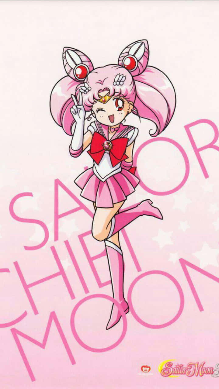 桌布 壁紙 — Sailor Chibi Moon 身穿粉紅色水手服，在粉彩粉紅色背景上，搭配大型風格化文字，愉快地擺姿勢。