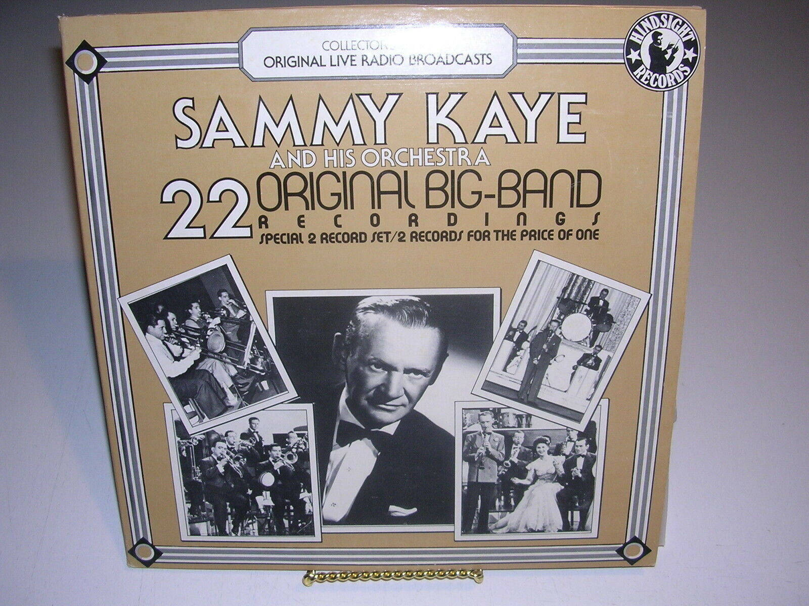 vinyl 桌布 壁紙 — Sammy Kaye 及其樂團的復古黑膠唱片專輯封面，以米色背景搭配銀色飾邊，展示樂團成員的黑白照片和中央肖像。