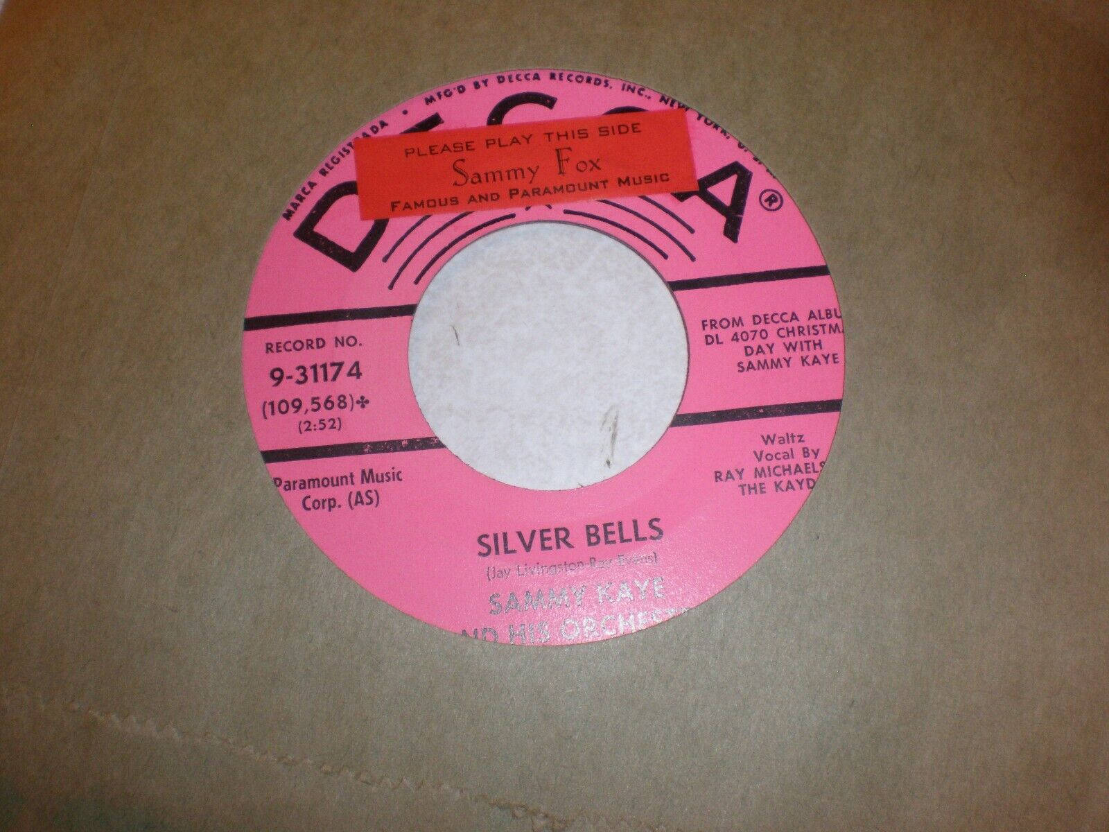 vinyl 桌布 壁紙 — Sammy Kaye 的《Silver Bells》的復古粉紅色 Decca 唱片標籤放在棕色紙張表面上。