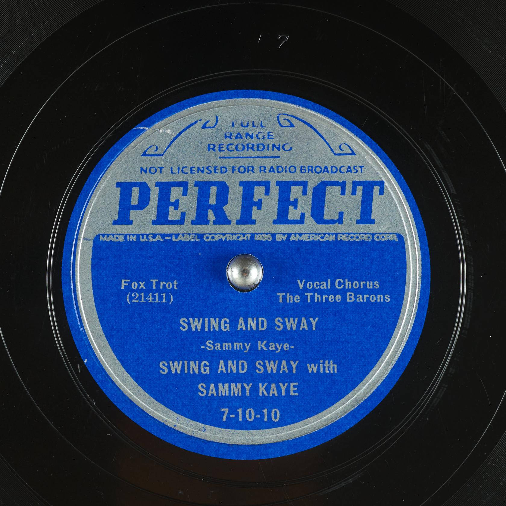 vinyl 桌布 壁紙 — Sammy Kaye 的「Swing and Sway」在 Perfect Records 標籤上的復古藍色和銀色黑膠唱片標籤的特寫。