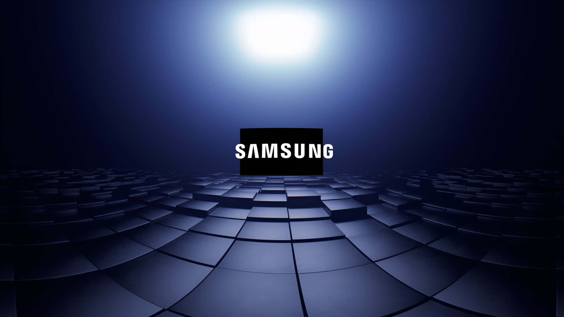  壁紙 — Samsung 標誌置中於深藍色幾何舞台上，下方有明亮聚光燈。