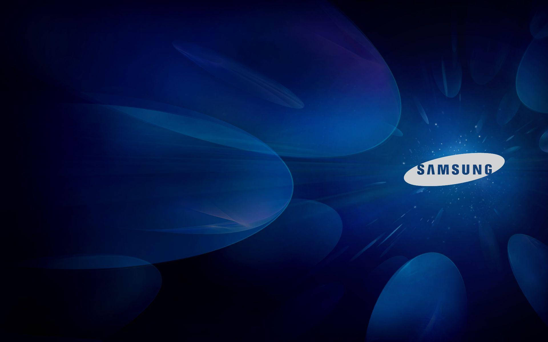 三星 桌布 壁紙 — Samsung 標誌在深藍色抽象背景上柔和發光，背景帶有流動的半透明形狀和微妙的光線條紋。